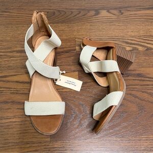 Tommy Bahama Thalia cream textile upper and wooden block heel sandal size 8.5